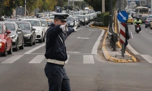 αστυνομικός κάνει κυκλοφοριακές ρυθμίσεις