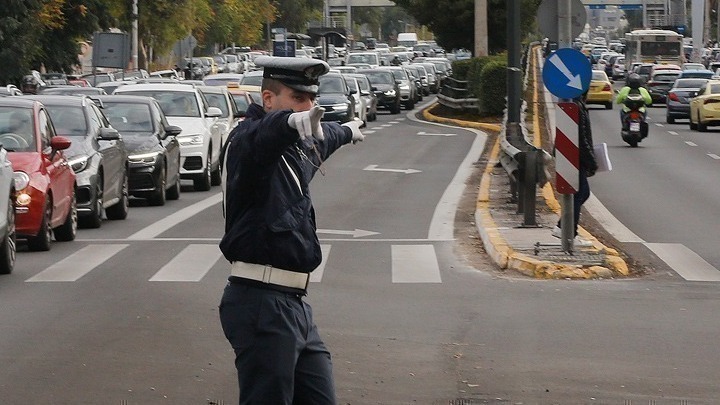 αστυνομικός κάνει κυκλοφοριακές ρυθμίσεις