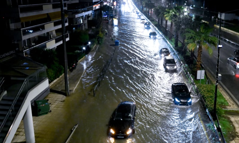 Επιμένει η κακοκαιρία Elena: Πλημμύρισε η Ποσειδώνος στην Αττική, προβλήματα στην Εύβοια