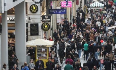 Καταστήματα και κόσμος στο κέντρο της Αθήνας