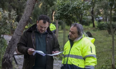 2 άνθρωποι κοιτάνε ένα χαρτί για το εργο συντήρησης Αγίας Φιλοθέης