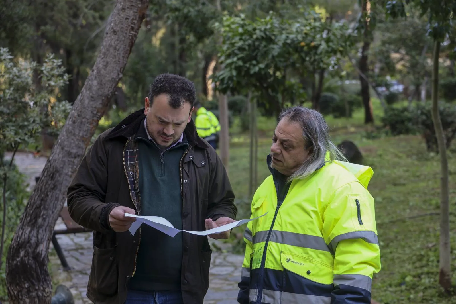 2 άνθρωποι κοιτάνε ένα χαρτί για το εργο συντήρησης Αγίας Φιλοθέης